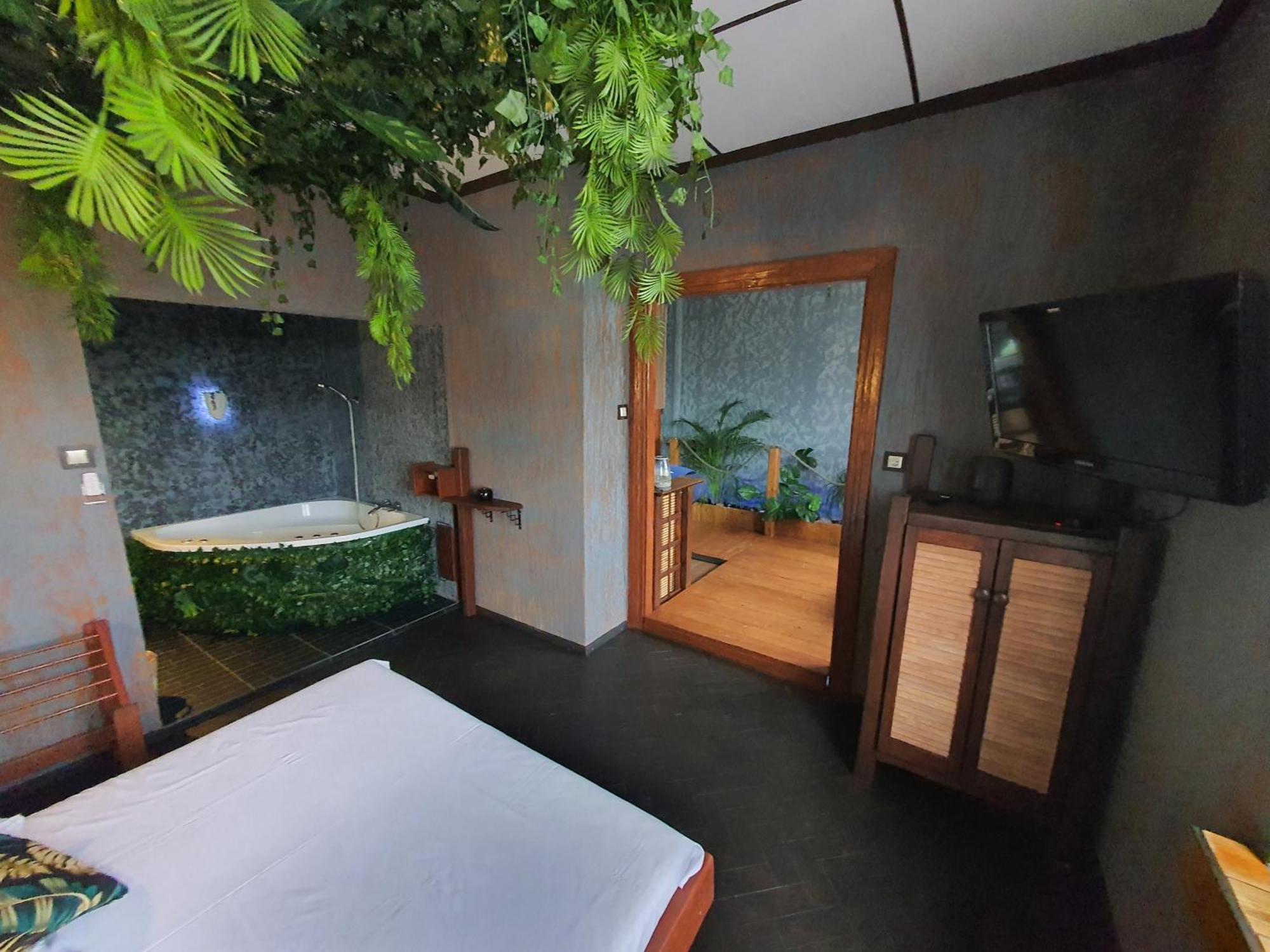 Tropicana Jacuzzi Apartment คราคูฟ ภายนอก รูปภาพ
