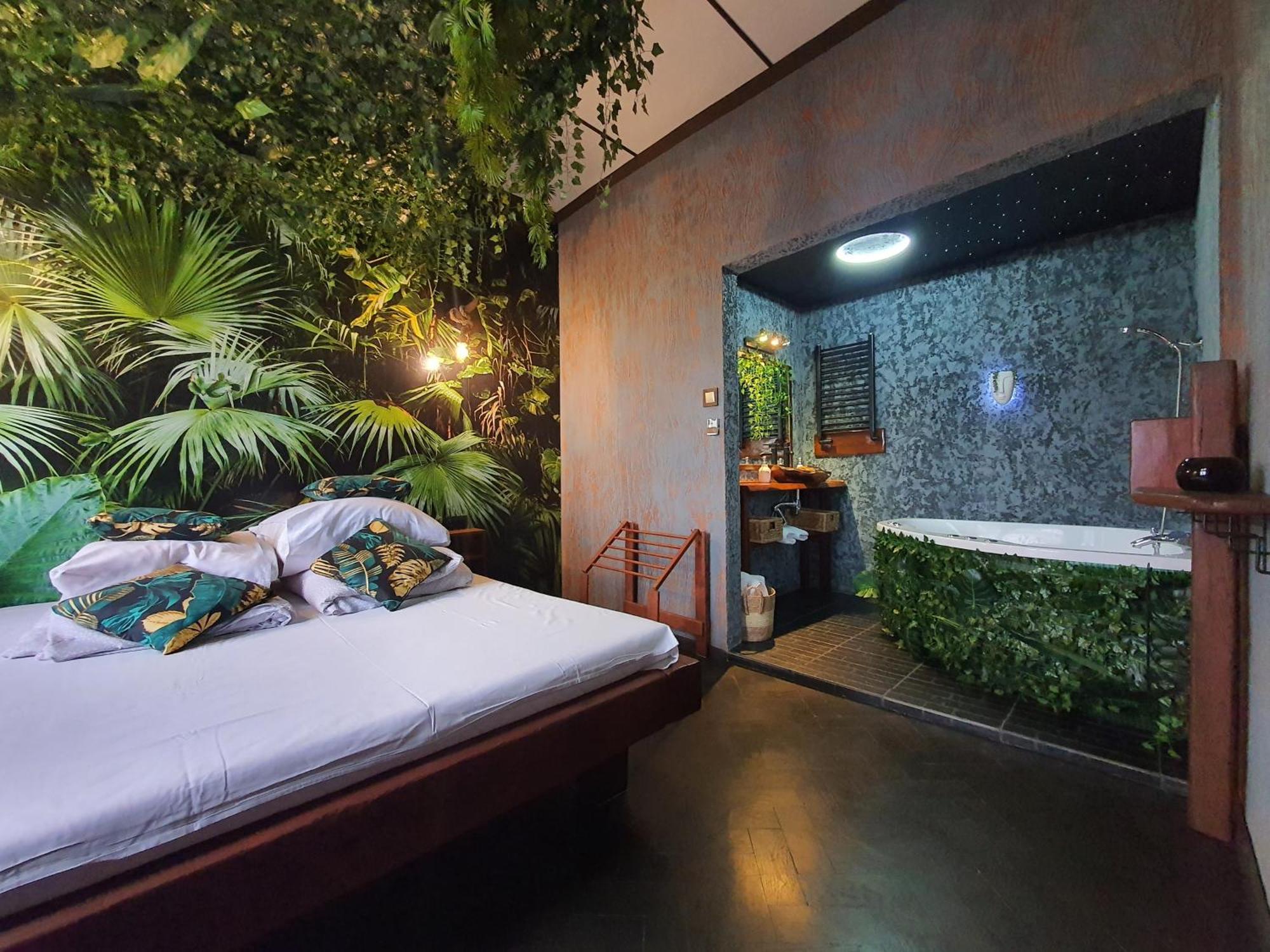 Tropicana Jacuzzi Apartment คราคูฟ ภายนอก รูปภาพ