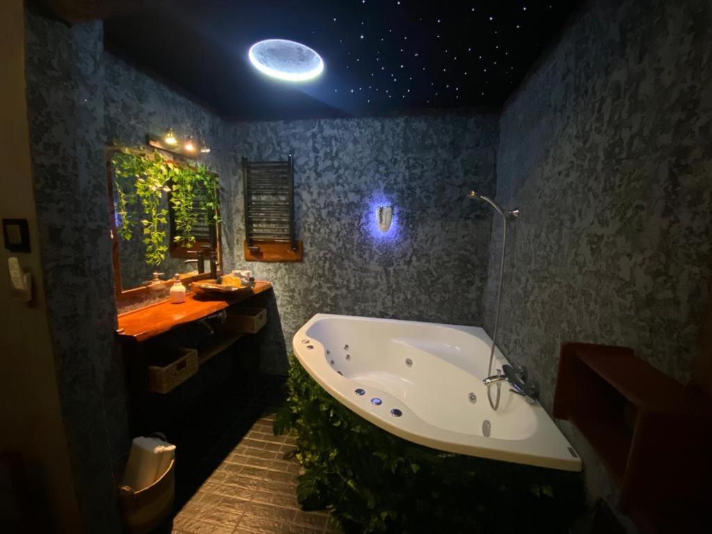 Tropicana Jacuzzi Apartment คราคูฟ ภายนอก รูปภาพ